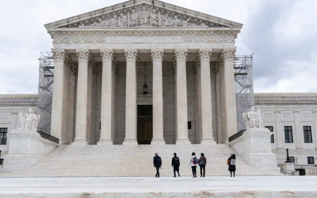 Supreme Court lifts stay on Texas law that gives police broad powers to arrest migrants at border