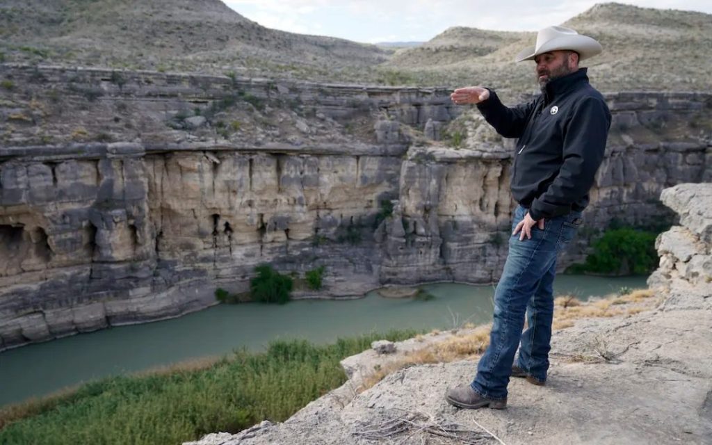 Texas law enforcement wonder how they’ll enforce migrant arrest law