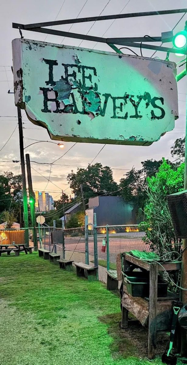 12 best dive bars in Dallas