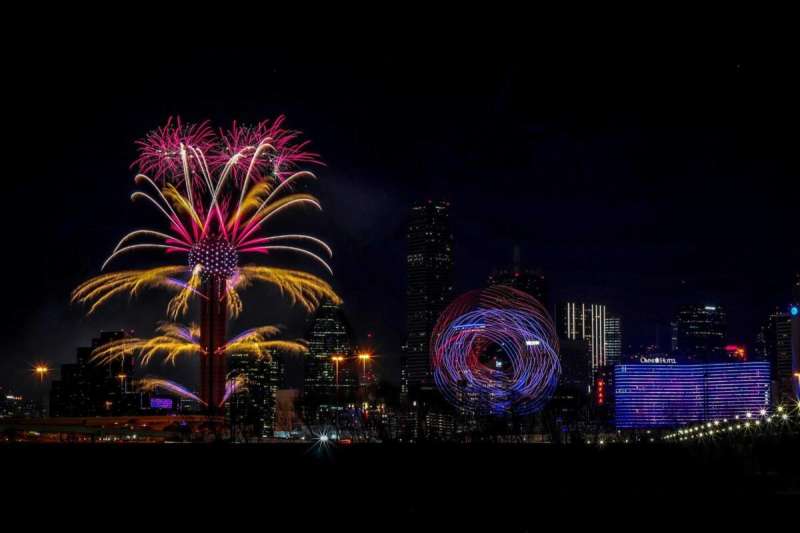 Say “howdy” to 2026 in a big way—with a glittering ball drop, champagne toast, and colorful fireworks at one of the amazing New Year’s Eve parties in Dallas-Fort Worth this year.