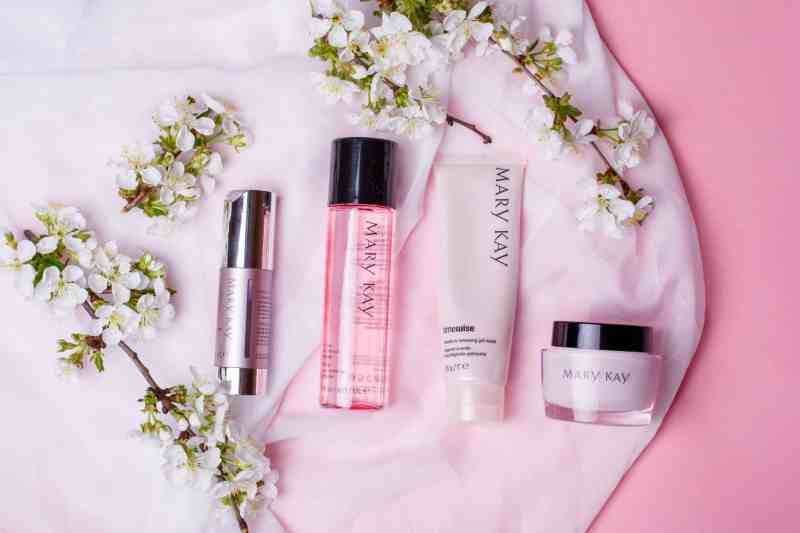 Texas native Mary Kay Ash became a household name when her cosmetics company, Mary Kay, skyrocketed to fame in the 1960s-1980s.