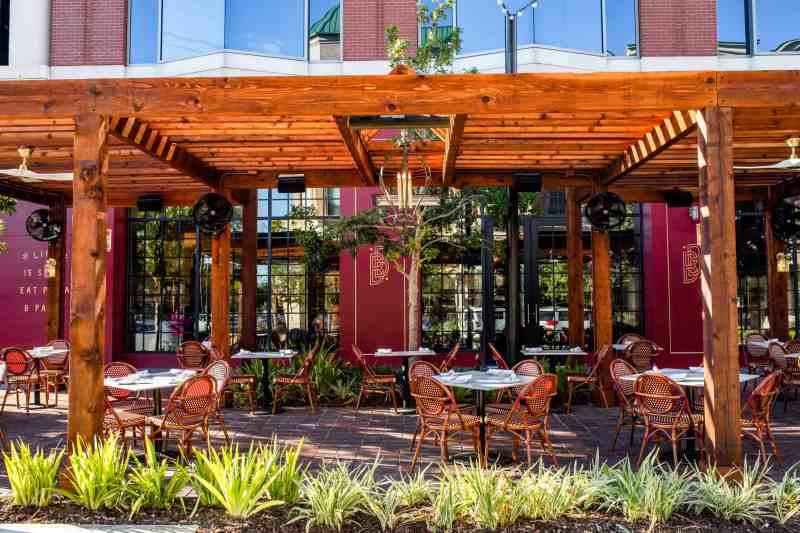 Houston’s bar and restaurant patio scene is impressive. In just about every one of the 88 neighborhoods in Houston, you’ll find at least one eatery, brewery, or café with outdoor dining.