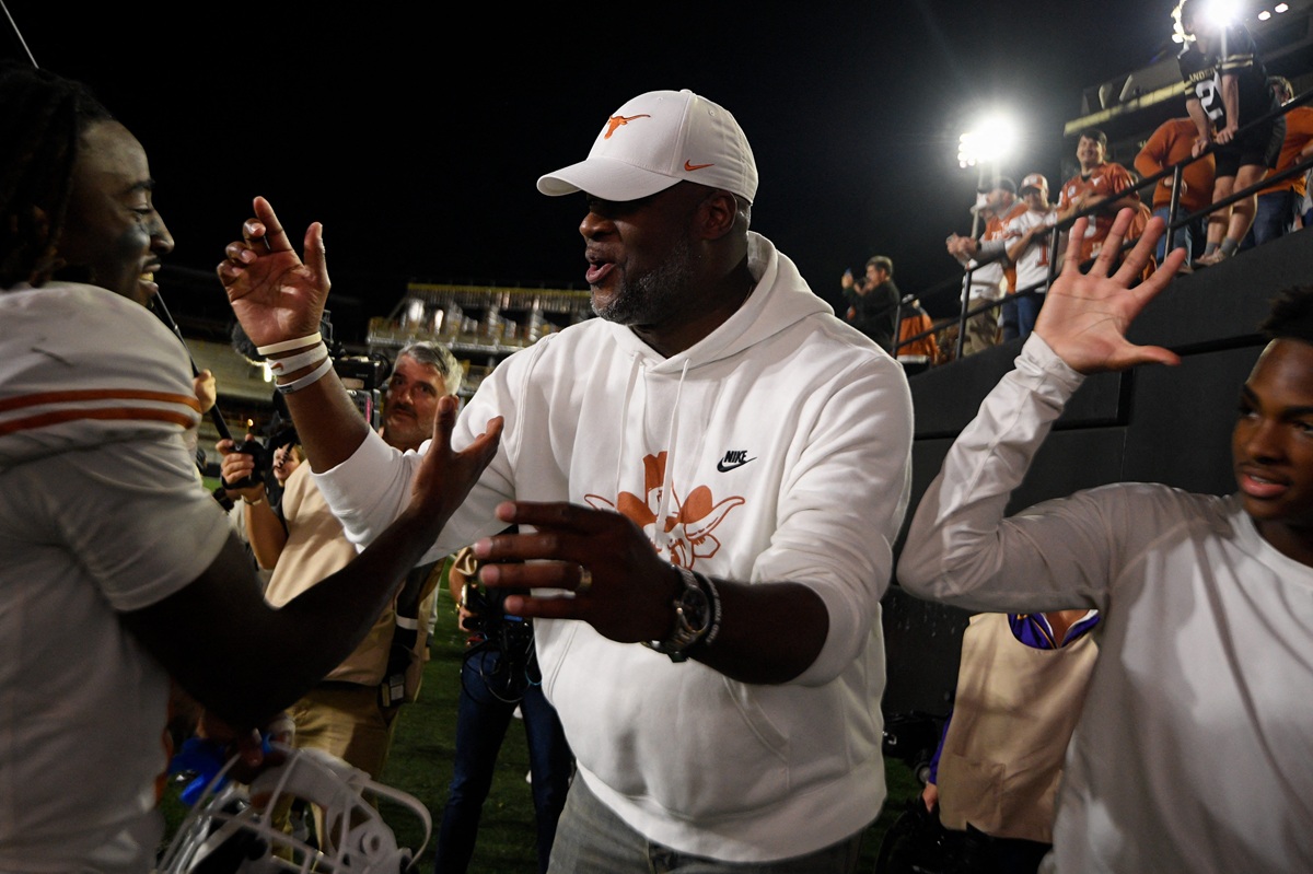 Vince Young (middle) celebrates with Longhorns players