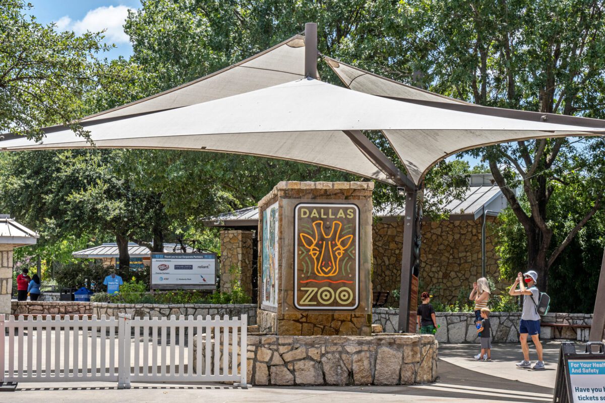 Exterior shot of Dallas Zoo sign.