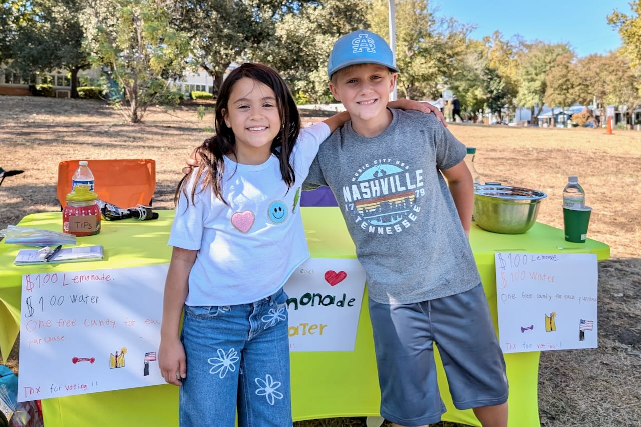 Miles Mansfield and Maria Chacon with their lemonade stand